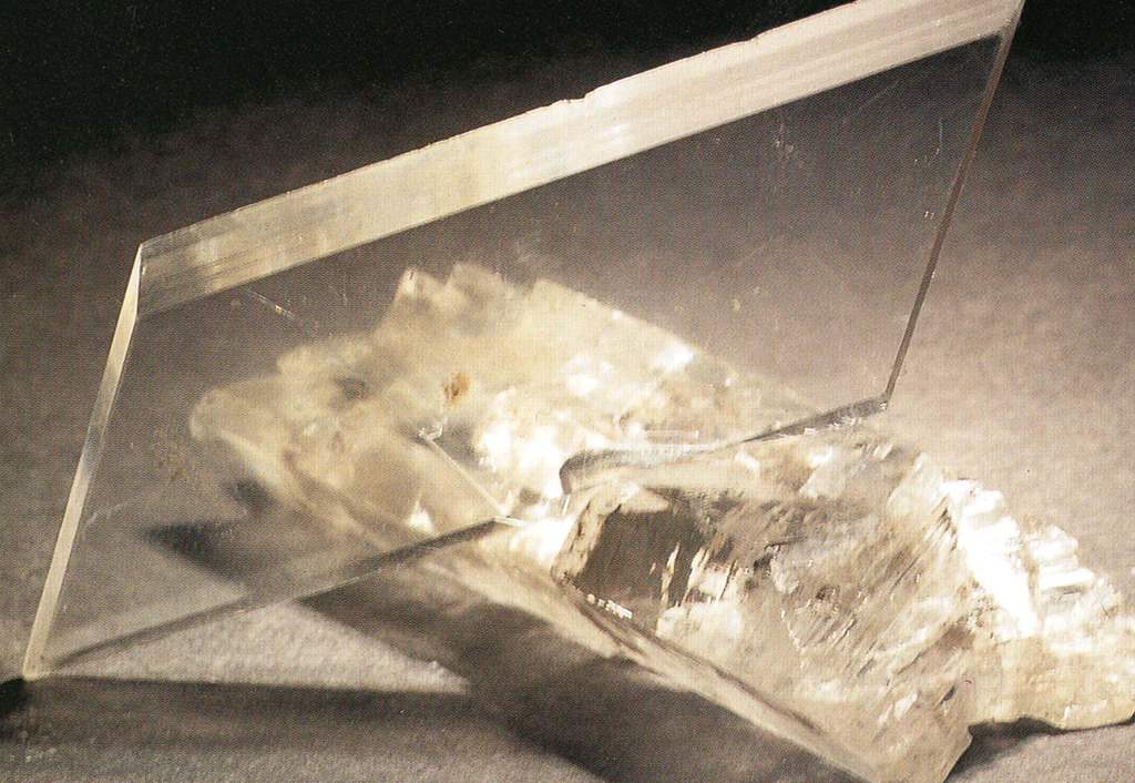 石膏（Gypsum) 石膏というと白色のイメージがあるかもしれませんが、あれはこれらの石膏を砕いたのち結晶水を焼成してとばした焼石膏のことです。もちろんこの透明な石を砕いてしまうと白い粉になってしまいます。しかし絵の具を作る上では重要な体質でテラ・アルバ（Terra alba)などとも呼ばれています。標本産地：Naica,chihua,Mexico 