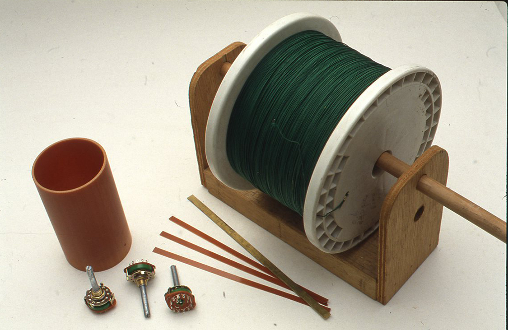 ベークライトの筒（直径7cm長さ10-12cm),二重絹巻き線（太さ0.6mm長さ30m),ベークライトの細長い板（厚さ0.5mm,6x85mm),ロータリースイッチ３個（1回線12接点タイプ）