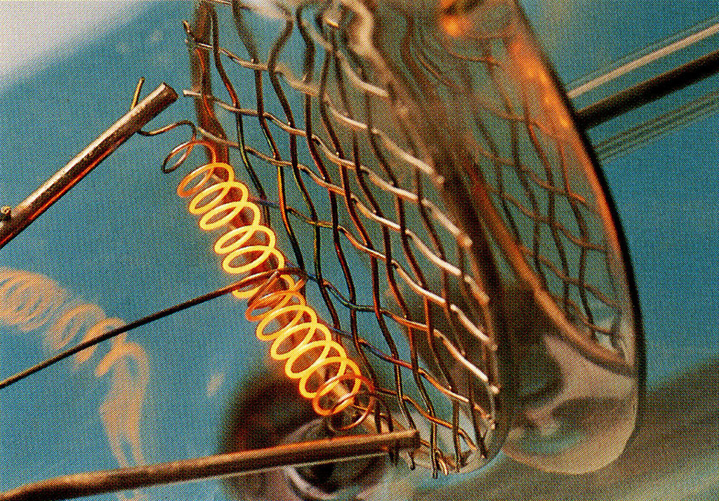 魚焼き網を連想させるグリッド。マルコーニ5625(1927年）の構造を彷彿とさせる。スパイラル状のフィラメントは純タングステン材で、実物は眩しいほどに白熱発光する。 