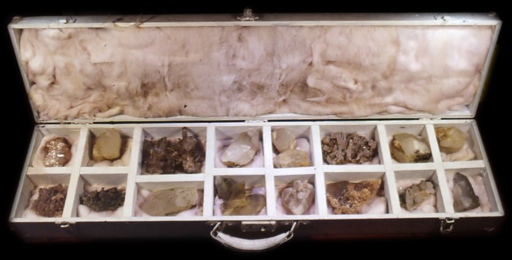 小林健二が中学ー高校生の頃、集めていた鉱物を入れるために自作されたケースと標本たち。