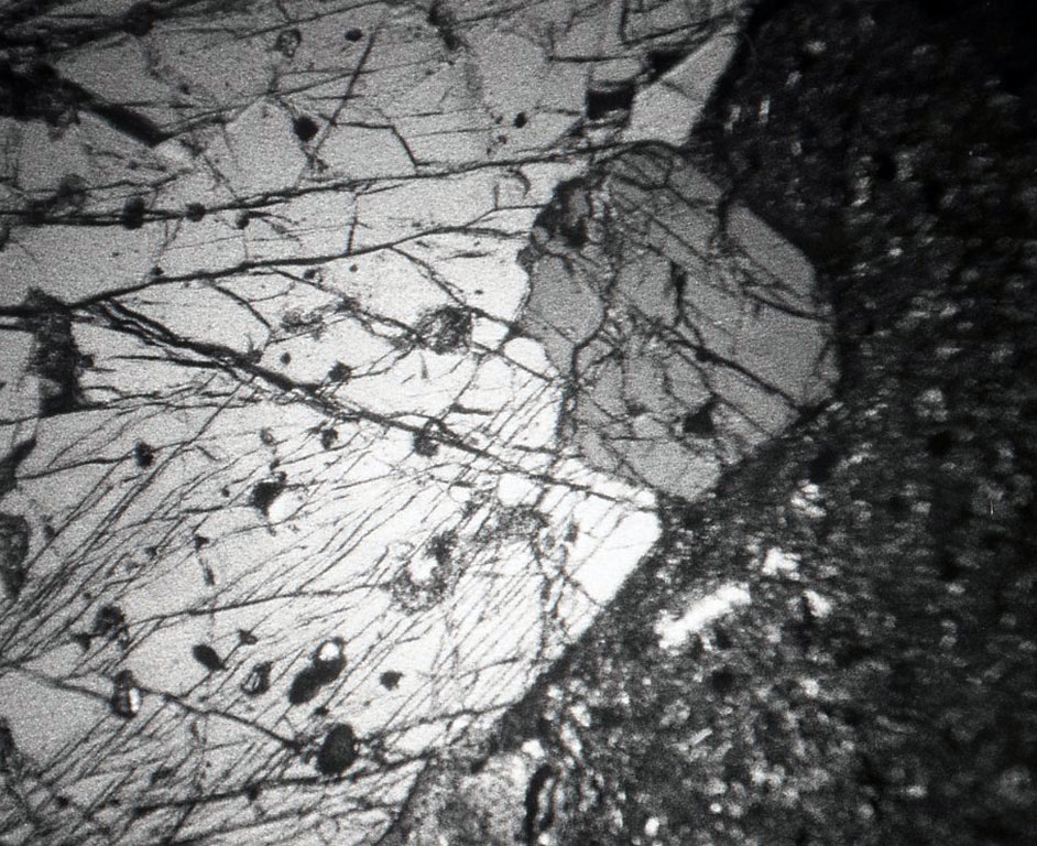 白雲母（Muscovite)と普通輝石（Augite) これらは共に珪酸塩鉱物である。ただ、前者フィロ珪酸塩と後者イノ珪酸塩出会って、偏光顕微鏡で観ると、見え方はまるで違う。しかし、両方共とても美しく、数多くの色を発色する。このプレパラートはただ単純に合わせて見ると、奇麗かなと思って作ってみた。 