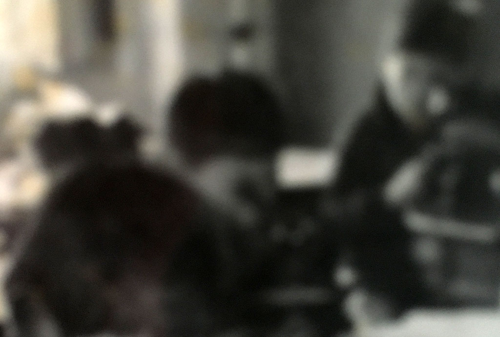 偶然に発見された数枚の写真の一枚。服装から中央で顕微鏡をのぞいている少年は、小林健二と思われる。