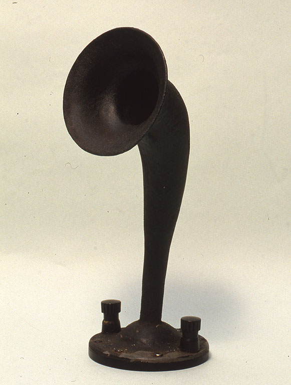 小林健二作品[夜光結晶短波受信機] 高さ18.5cmの小さなスピーカー。金属の鋳造によって作られている。